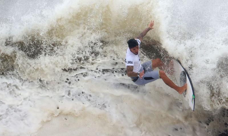 Olimpíada: Gabriel Medina brilha e alcança semifinal do surfe 