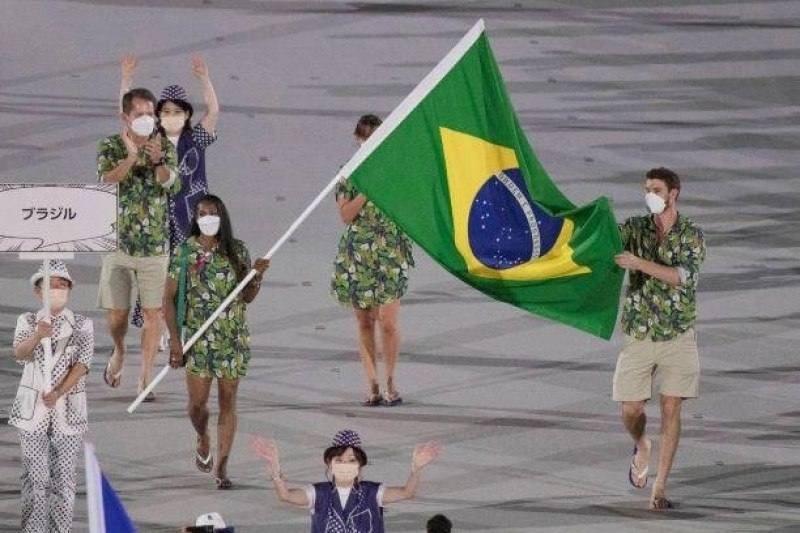 Estavam presentes apenas os porta-bandeiras Bruninho (vôlei) e Ketleyn Quadros (judô), além do chefe de missão Marco La Porta e de Joyce Ardies, funcionária do Comitê Olímpico do Brasil (COB) (Divulgação / COB)