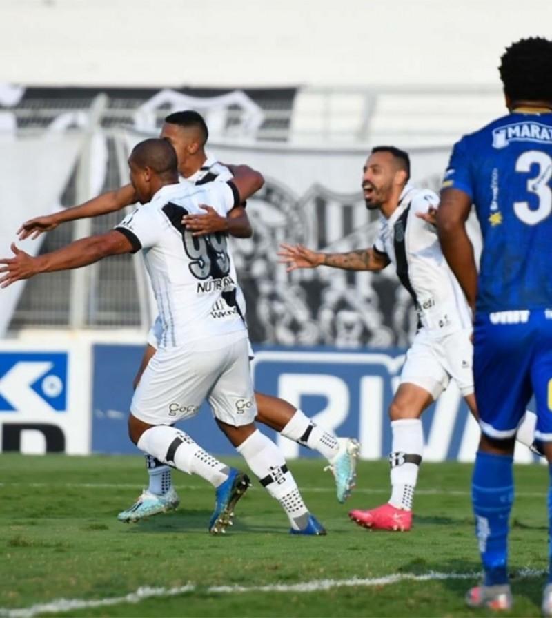 Fessin, autor de dois gols, comemora com os companheiros; vitória sobre o Confiança é a segunda consecutivar
 (Álvaro Jr./PontePress)