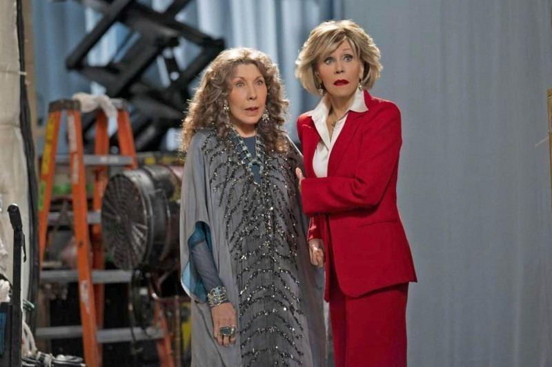 Jane Fonda (à direita) e Lily Tomlin em cenaa série Grace and Frankie (Divulgação)