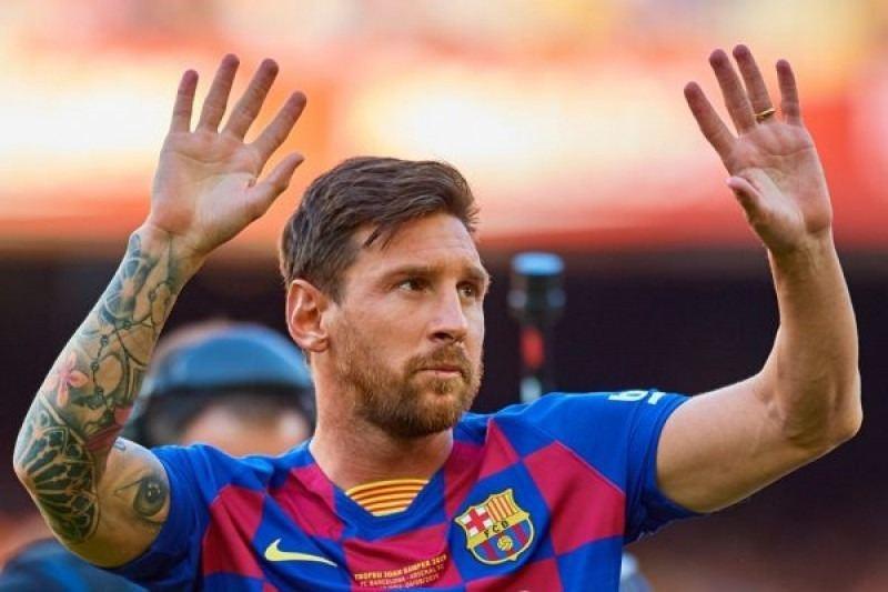 Messi viajou nesta terça-feira para Paris para realizar exames médicos e assinar o contrato (Divulgação)
