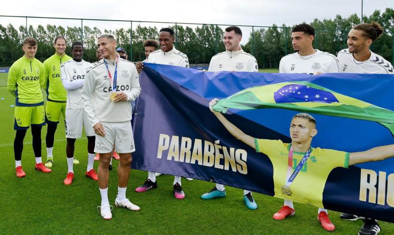 Camisa 10 Richarlison ganha homenagem do Everton pelo ouro em Tóquio  