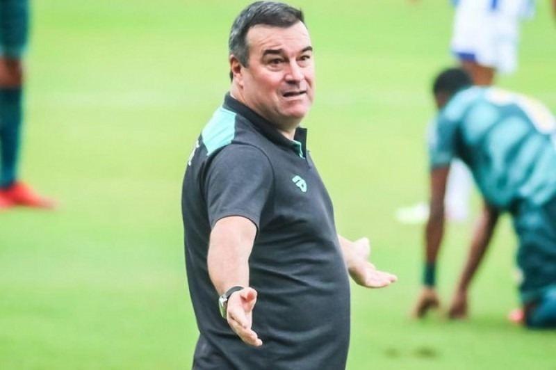 O treinador Pintado foi apresentado oficialmente pela diretoria do Chapecoense nesta sexta-feira (Divulgação)