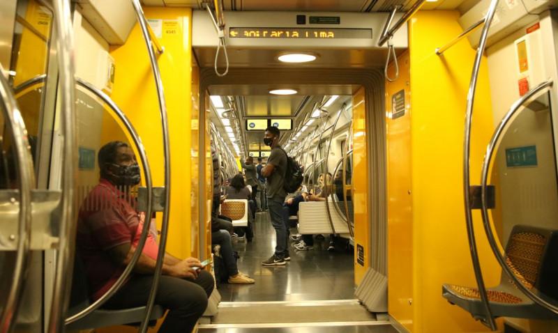 Passageiros com máscaras no vagão da linha 4 do metrô (Rovena Rosa/Agência Brasil)