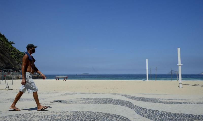 Praia do Leme, na zona sul da cidade. Rio fica com as praias vazias neste sábado(20), após decreto com restrições para evitar o avanço da Covid-19. (Tânia Rêgo/Agência Brasil)