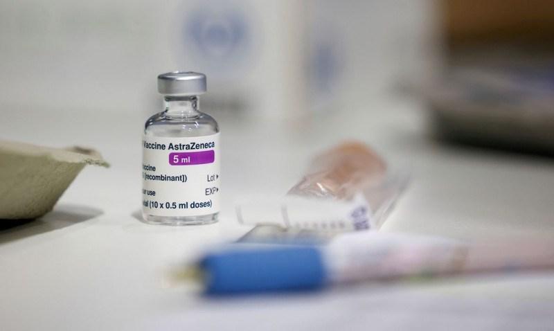 Médicos destacam a importância de tomar a dose de reforço - no caso dos adultos, a 3ª, e no caso dos idosos ou imunossuprimidos, a 4ª injeção (REUTERS/Henry Nicholls/)