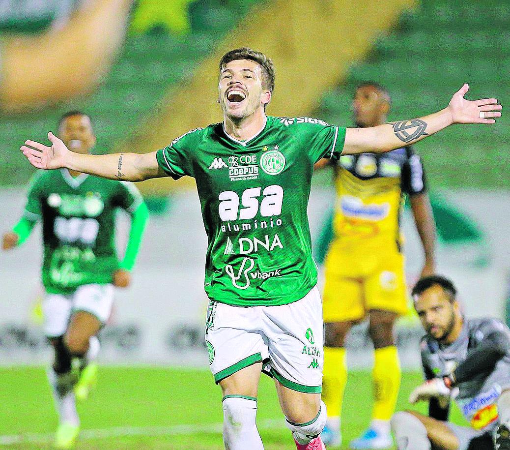 Júlio César marcou o segundo gol do Guarani e ajudou a equipe a garantir a primeira vitória fora de casa (Thomaz Marostegan/ Guarani FC)