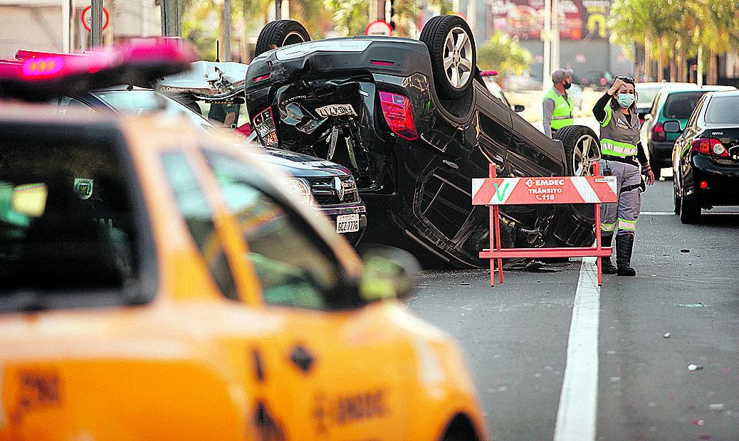 Veículos envolvidos na colisão provocada pelos adolescentes em fuga: susto em motoristas e pedestres (Diogo Zacarias/ Correio Popular)