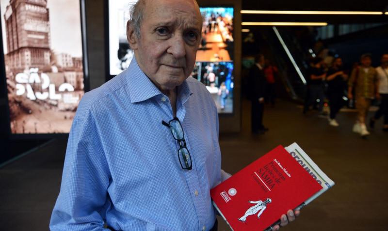 Sambistas do Instituto Cultural Glória ao Samba lançam o livro Primeiras lições de samba e outras mais, do historiador da música popular brasileira José Ramos Tinhorão, durante uma roda de samba no Instituto Moreira Salles, capital paulista. (Rovena Rosa/Agência Brasil)