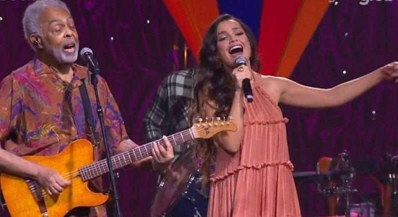 Juliette Freire, na foto com Gil, sobre cantoria ao vivo na internet: "dei passo maior que a perna", só que não  (GloboPlay/Divulgação)