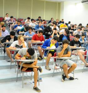 Candidatos v?o disputar 3.237 vagas em 69 cursos de gradua??o; provas ser?o realizadas em cinco horas (Importação)