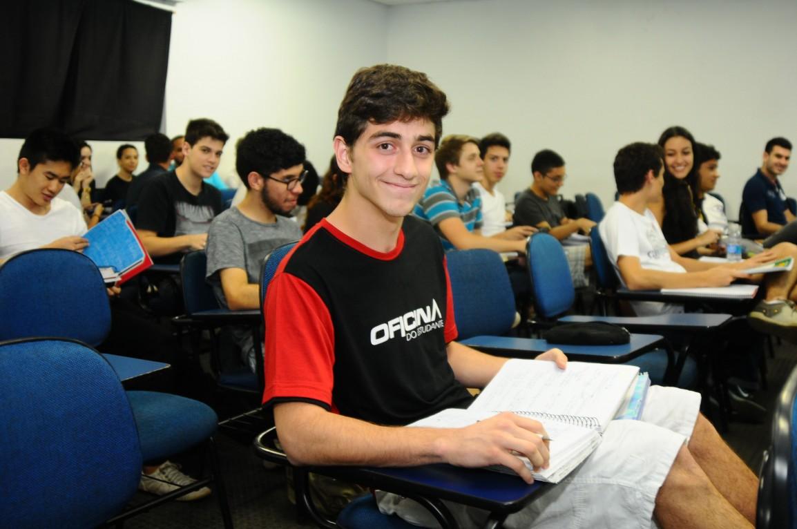 O aluno Iago Rampazzo, em aula na Oficina do Estudante, preparando-se para o vestibular da Unicamp, a ser realizado no domingo (22)   ( Elcio Alves)