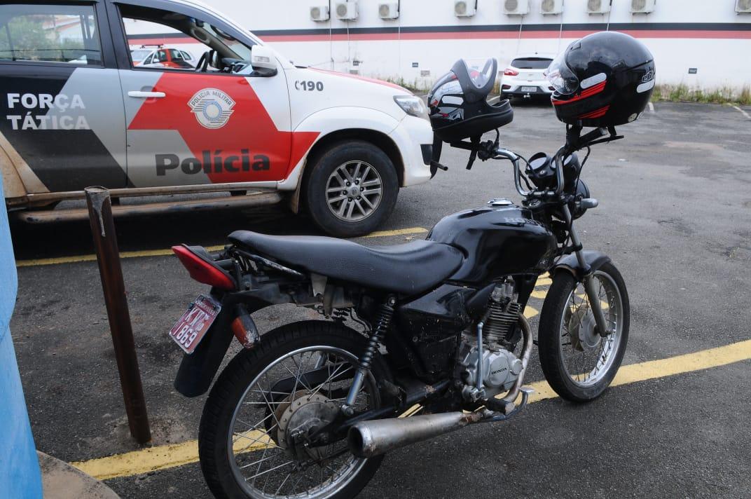 Uma equipe da For?a T?tica foi acionada, chegou ao local e avistou os dois homens fugindo em uma moto (Importação)