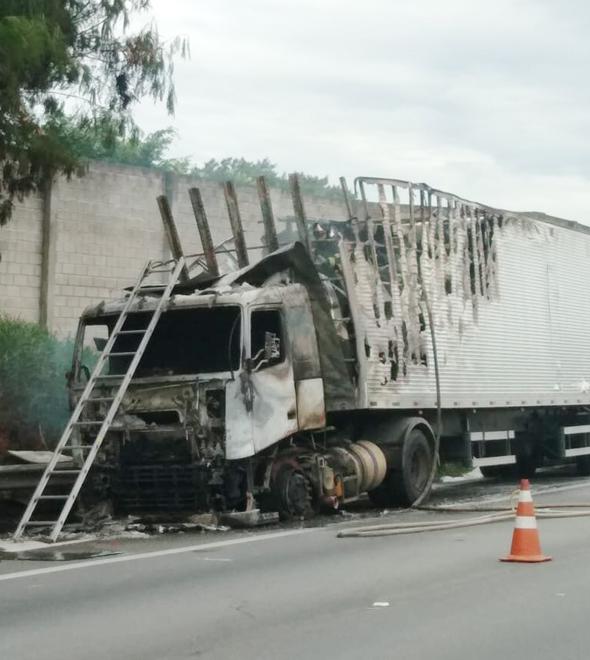 Caminhão pega fogo no Anel Viário (Matheus Pereira/AAN)