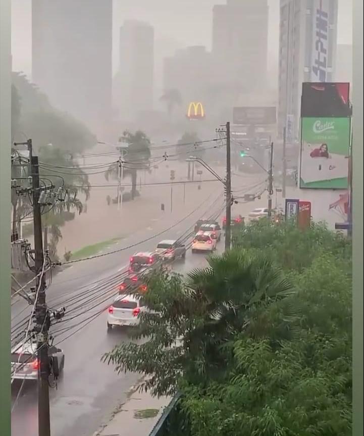 Avenida José de Souza Campos, mais conhecida como Norte Sul, alagada durante forte chuva em Campinas (Divulgação)