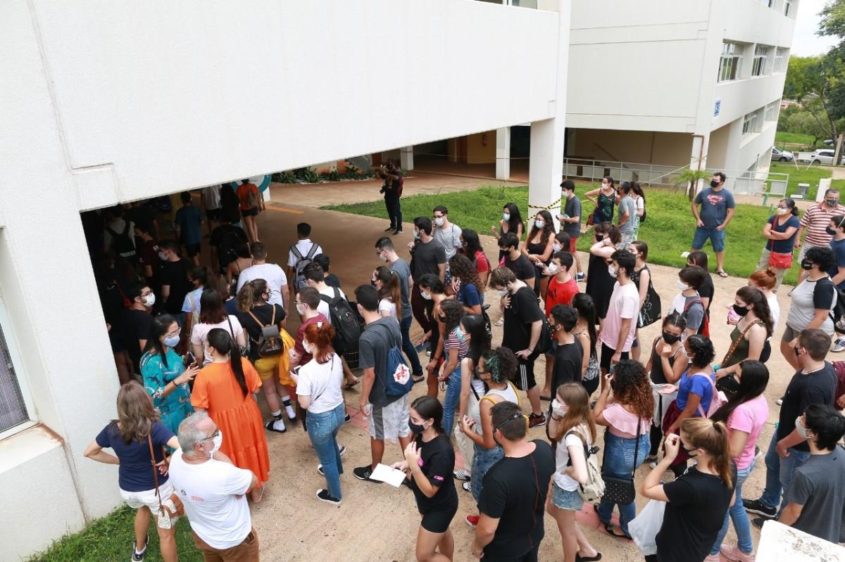Candidatos da Fuvest 2021 aguardando início da prova no campus I da PUC Campinas (Leandro Ferreira/AAN)