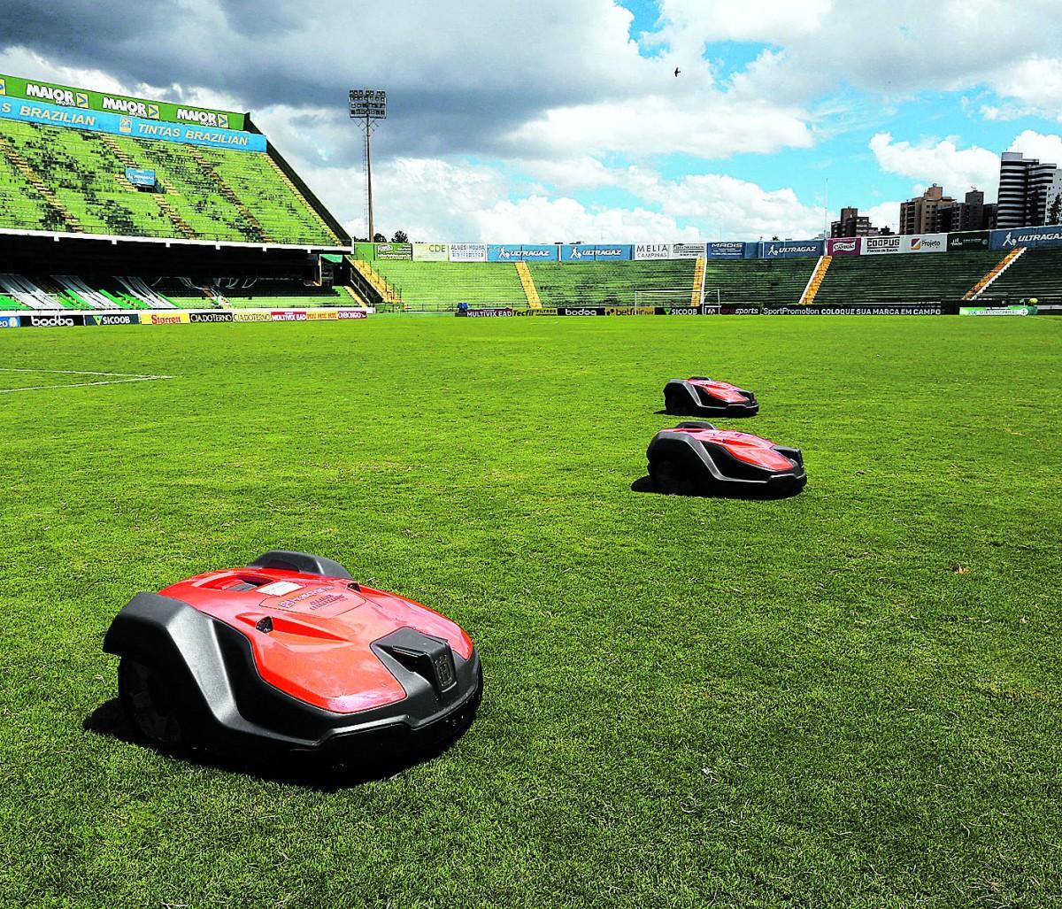 Para a bola rolar numa boa: exército de aparadores robotizados transforma o gramado do Brinco de Ouro da Princesa num tapetão verde (Leandro Ferreira/AAN)