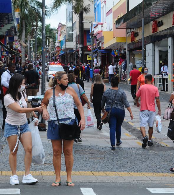 Movimentação intensa de consumidores no centro de Campinas (Wagner Souza/AAN)