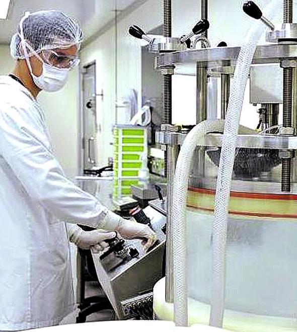 Laboratório da Fiocruz, no Brasil, onde se pretende produzir 30 milhões de doses do imunizante por mês (Bernardo Portella/Biomanguinhos)