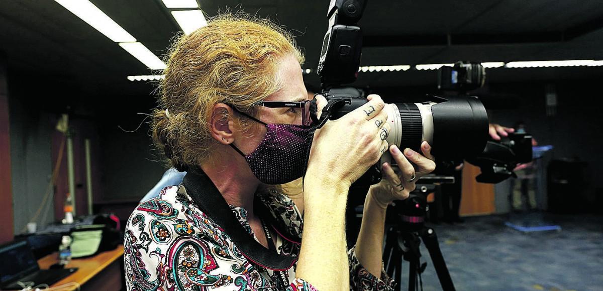 Para não perder nenhum detalhe, fotógrafa mira atentamente o foco no prefeito Dário Saadi durante cerimônia (LEANDRO FERREIRA/AAN)