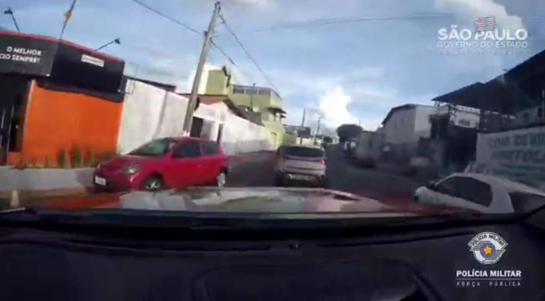 Durante o acompanhamento, os criminosos entram no bairro Jardim Rosolém e em alta velocidade passam a trafegar na contramão (Reprodução/Polícia Militar)