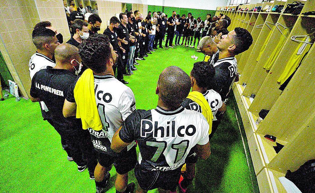 No Dérbi, jogadores pontepretanos não concederam entrevista no intervalo em protesto pela situação (Álvaro Jr./Ponte Press)