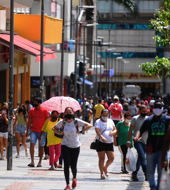 Movimentação na Rua 13 de Maio, na região central, em Campinas (Wagner Souza/AAN)