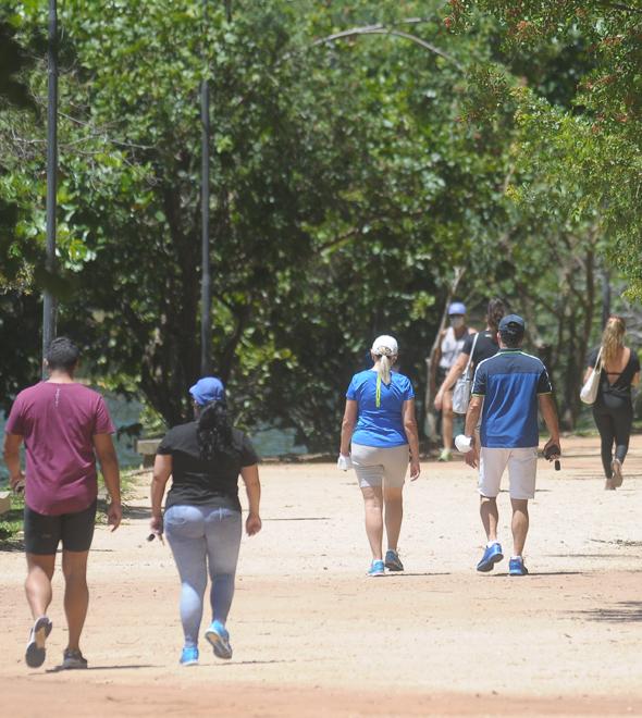 Lagoa do Taquaral e demais parques municipais reabriram ontem atraindo moradores de Campinas para caminhadas, corridas ou simplesmente atrás de um pouco de ar puro (Matheus Pereira/AAN)