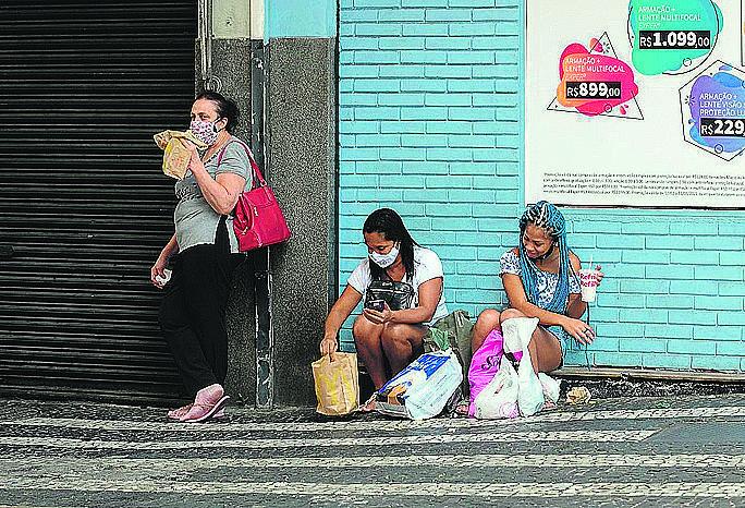 Com restrições em restaurantes, pessoas comem lanches e salgados nas ruas (Kamá Ribeiro/ Correio Popular)