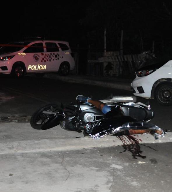 Um homem de 32 anos foi executado com ao menos 17 tiros quando passava com sua moto na Rua Antônio Costa Dias (Wagner Souza/AAN)