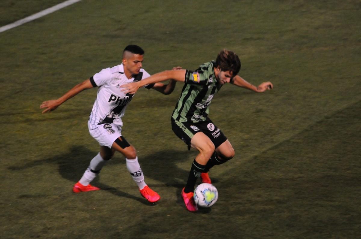 Bruno Rodrigues disputa jogada: assistência para os dois gols da Ponte Preta (Wagner Souza/AAN)