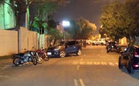 A tentativa de roubo foi contra a mulher de um policial que chegava de carro ao local para dar carona ao marido (Divulgação)