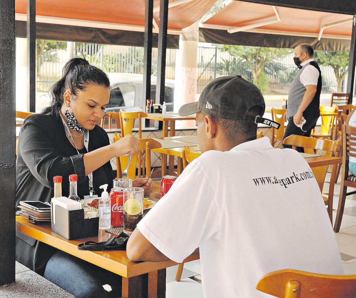Os bares e restaurantes passaram 139 dias sem a presença do público e aguardam a ampliação da flexibilização para aumentar a capacidade (Matheus Pereira/AAN)