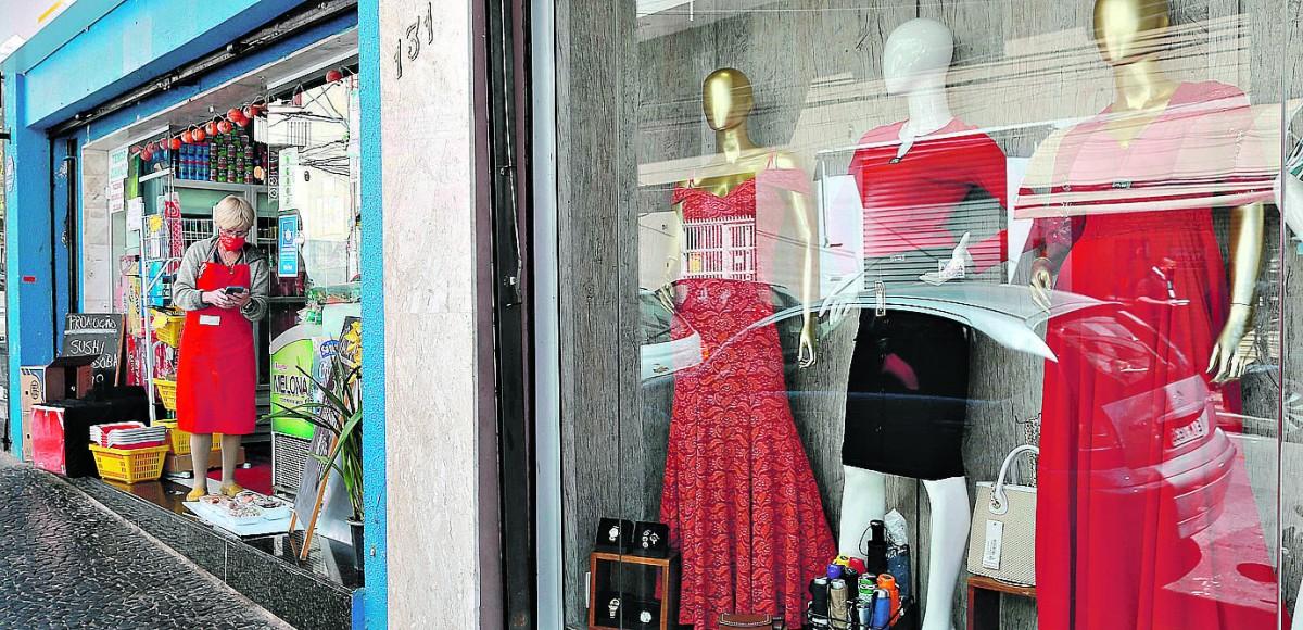 Na Rua Thomaz Alves, ponto tradicional de comércio no Centro, lojista dá o exemplo de prevenção ao coronavírus (LEANDRO FERREIRA/AAN)