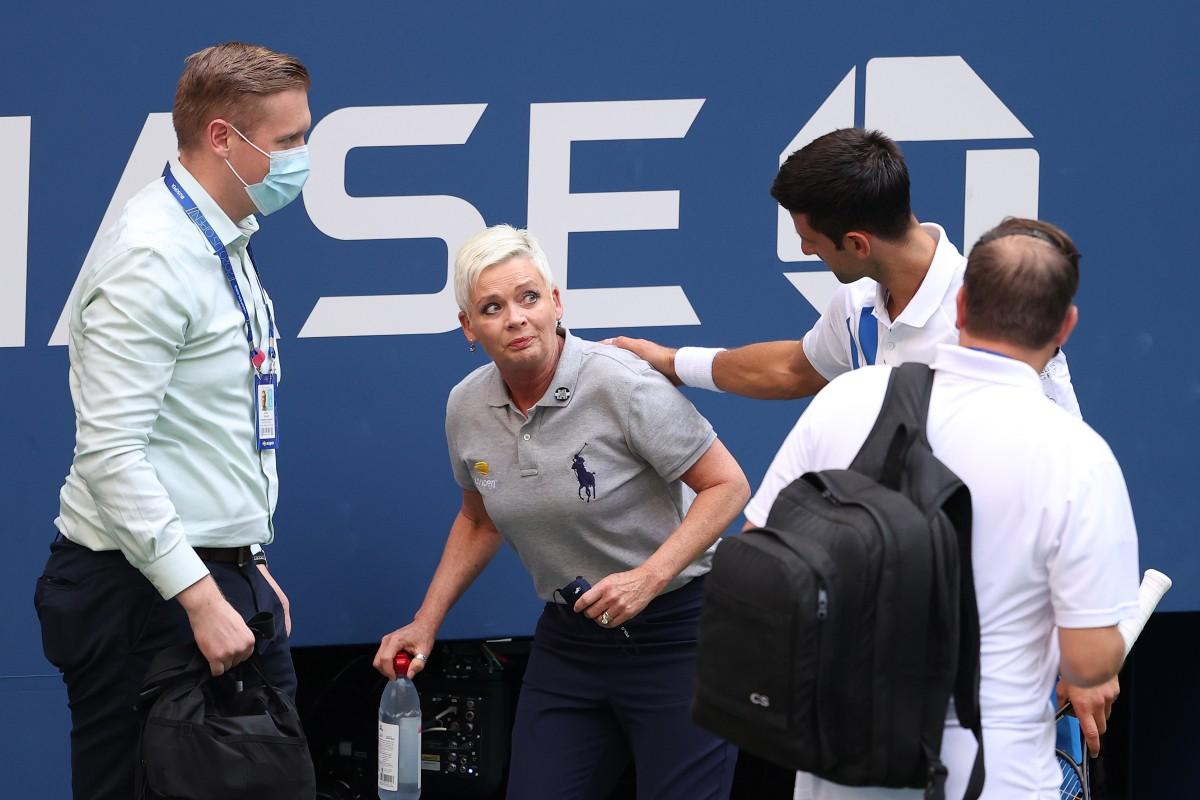 Djokovic acertou uma bolada, sem intenção, numa juíza de linha neste último domingo (7) (AFP)