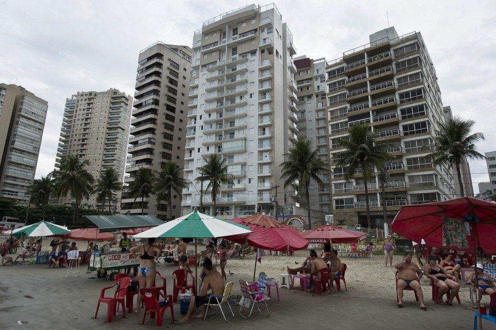 Banhistas lotaram as praias do Guarujá  (Nelson Almeida/AFP)