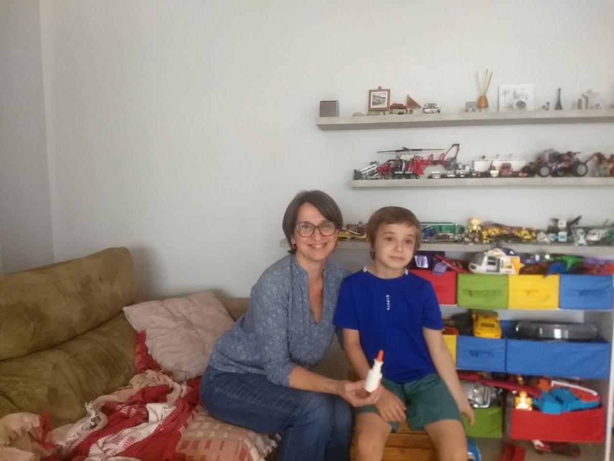A professora universitária Melissa Mesquita usa um umidificador no quarto do filho de 8 anos para evitar o ressecamento da mucosa nasal (Divulgação)