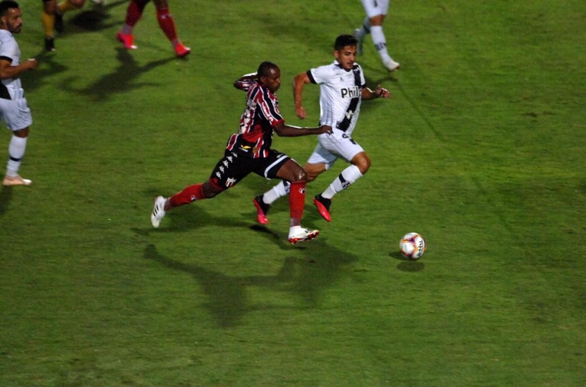 Neto Moura disputa bola no duelo entre Ponte Preta e Botafogo, no Moisés Lucarelli, pela 8ª rodada da Série B (Leandro Ferreira/AAN)