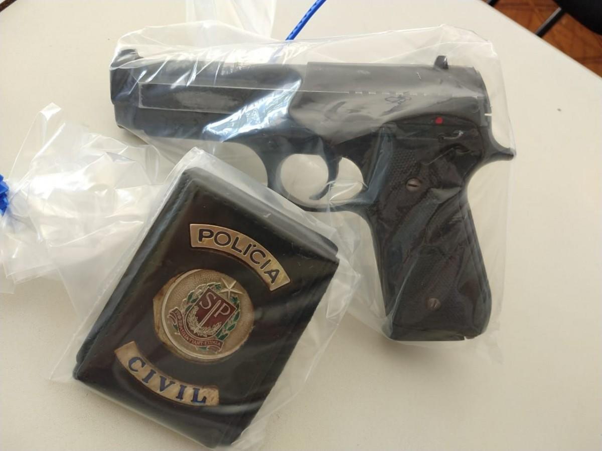 Na abordagem, os policiais civis encontraram um simulacro de uma pistola .45 e o distintivo da polícia na carteira do suspeito (Divulgação)