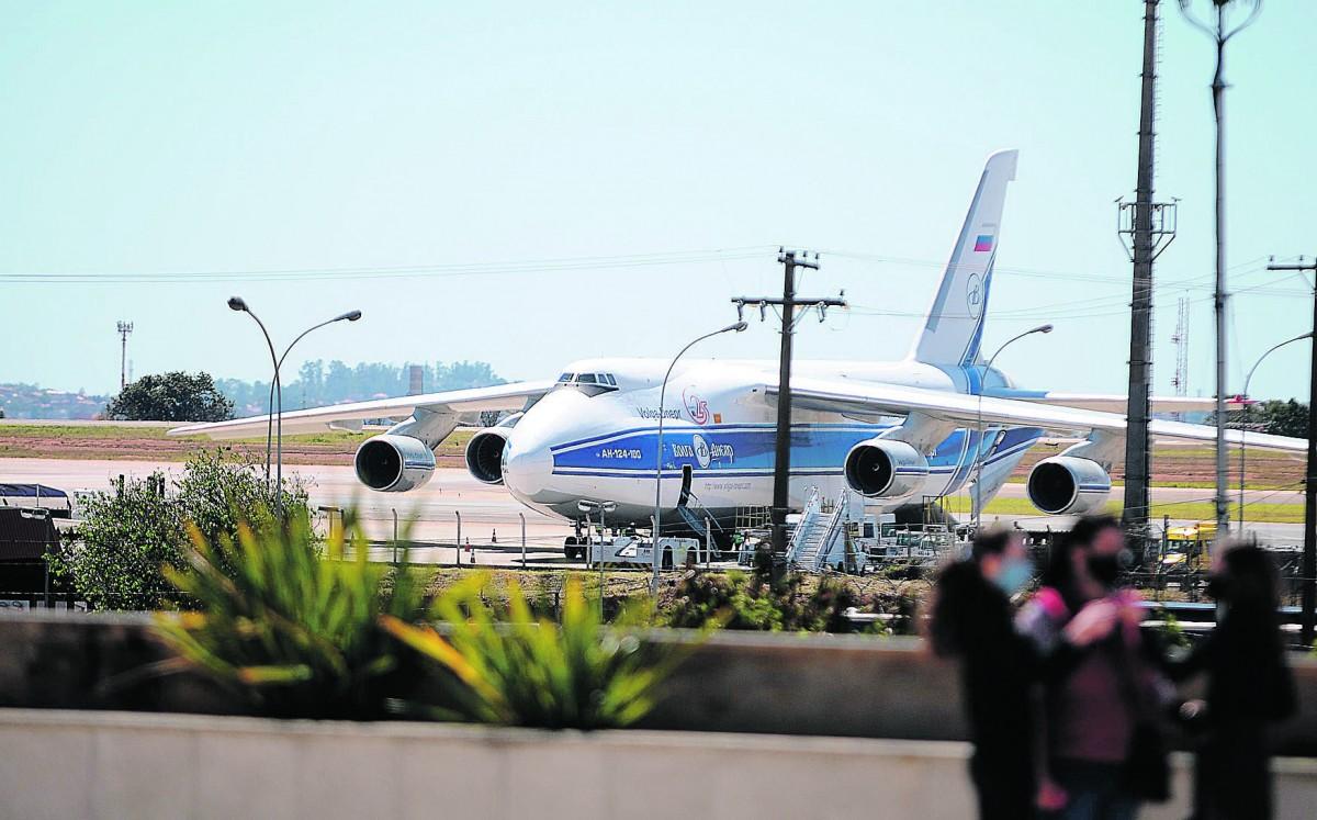 "Gigante" ucraniano do ar: com 65m de comprimento e 21m de altura, aeronave conta com 24 rodas, que permitem pousos na neve e nas mais diferentes superfícies (Wagner Souza/AAN)