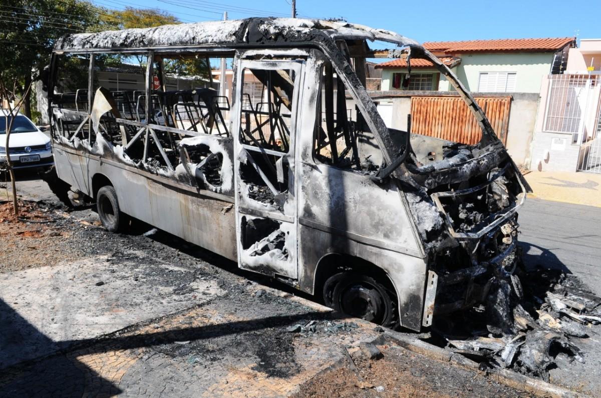 O micro-ônibus, modelo 2000, estava estacionado na rua, onde sempre ficava desde que Figueiredo o tinha comprado, há oito anos (Wagner Souza/AAN)