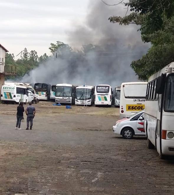 Ao menos 10 ônibus pegam fogo em Paulínia (Wagner Souza/AAN)