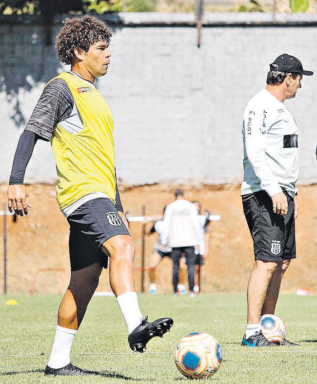 Camilo levou um choque com o goleiro na vitória contra o Afogados (Ponte Press/Luiz Guilherme Martins)