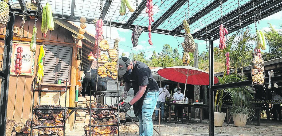 Ambientação rústica no Restaurante Fogão Mineiro, em Sousas, complementa o cenário das delícias fumegantes (Leandro Ferreira/AAN)
