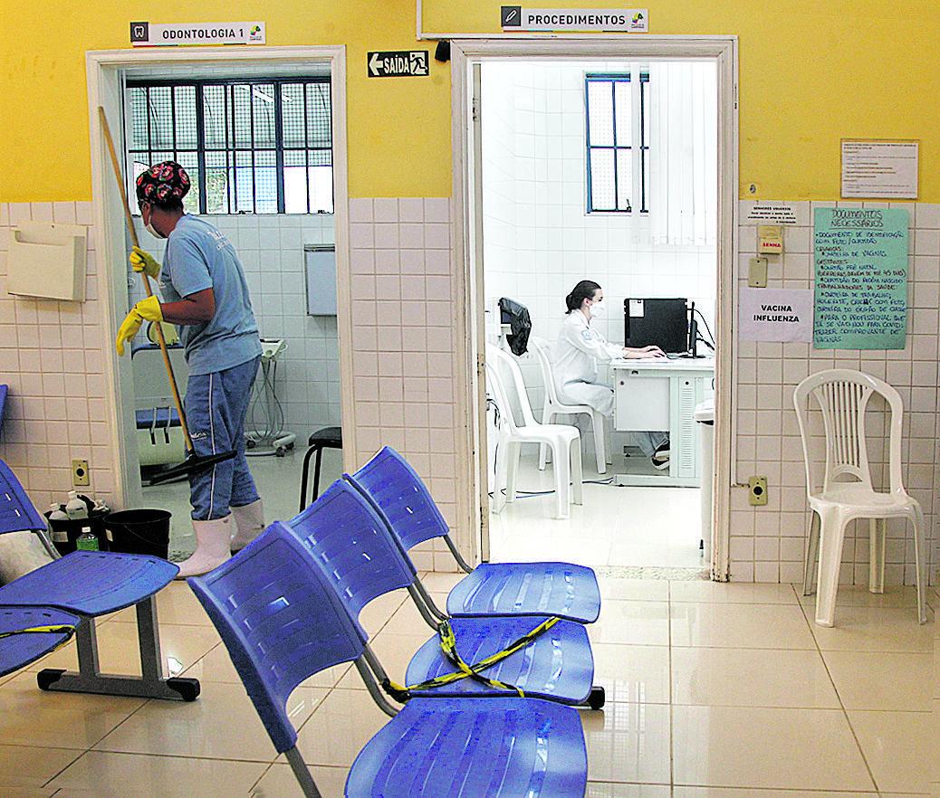 Enfermeira aguarda paciente no posto de vacinação do Jardim Aurélia; ontem foram vacinadas apenas 20 pessoas (Ricardo Lima/ Correio Popular)