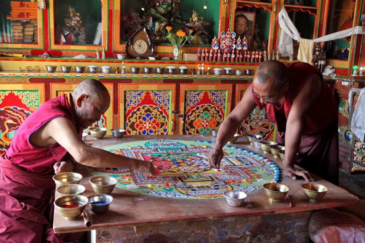 As mandalas exigem várias técnicas durante sua produção (iStock)