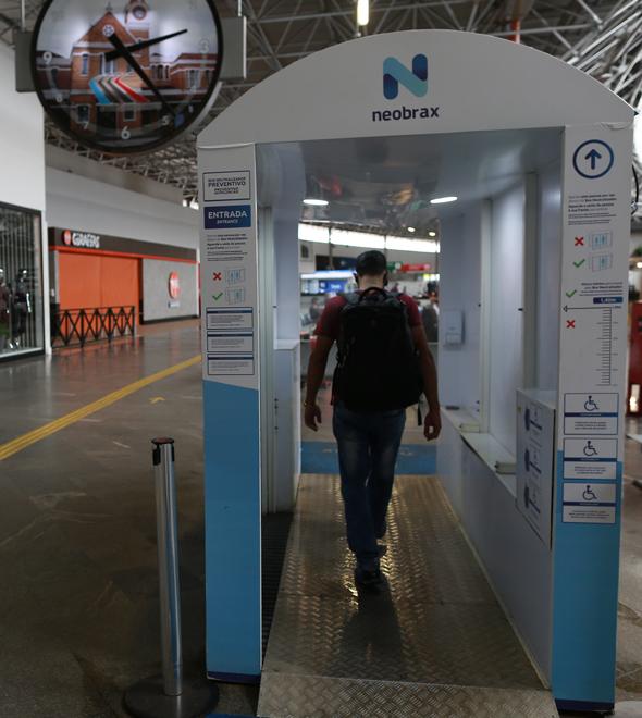 Todos os passageiros do terminal passam pelo túnel de desinfecção (Leandro Ferreira/AAN)