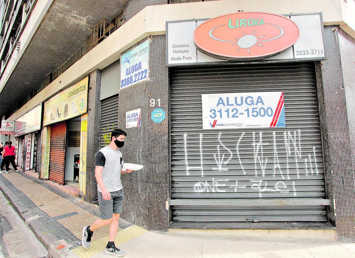 Placa anuncia imóvel comercial para aluguel no Centro de Campinas: cenário de quebradeira geral com diversas lojas fechadas na pandemia (Kamá Ribeiro/ Correio Popular)
