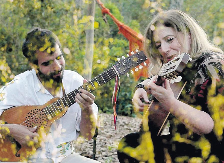 João Arruda e Consuelo de Paula na natureza inspiradora: ela escreveu letras a partir de imagens propostas por João, que criou as melodias (Divulgação)