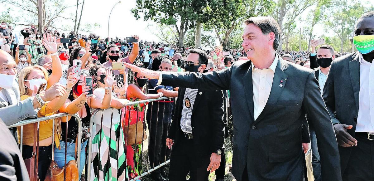 Bolsonaro é recebido com entusiasmo durante cerimônia de brevetação de novos paraquedistas, semana passada, no Rio (Marcos Corrêa/PR)